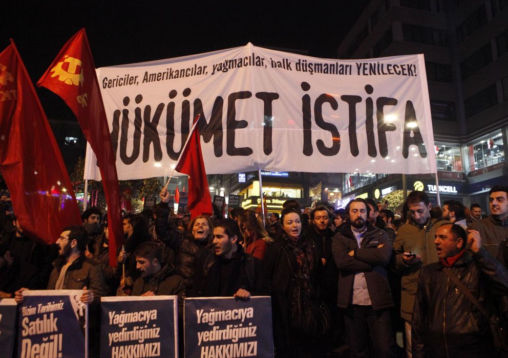 Foto: Manifestantes de izquierda protestan contra el AKP y ERdogan en Estambul (Reuters).