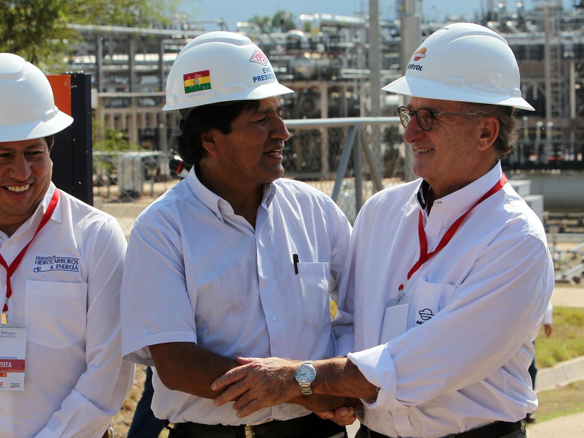 Foto: Evo Morales abrazado con Antonio Brufau, presidente de Repsol.
