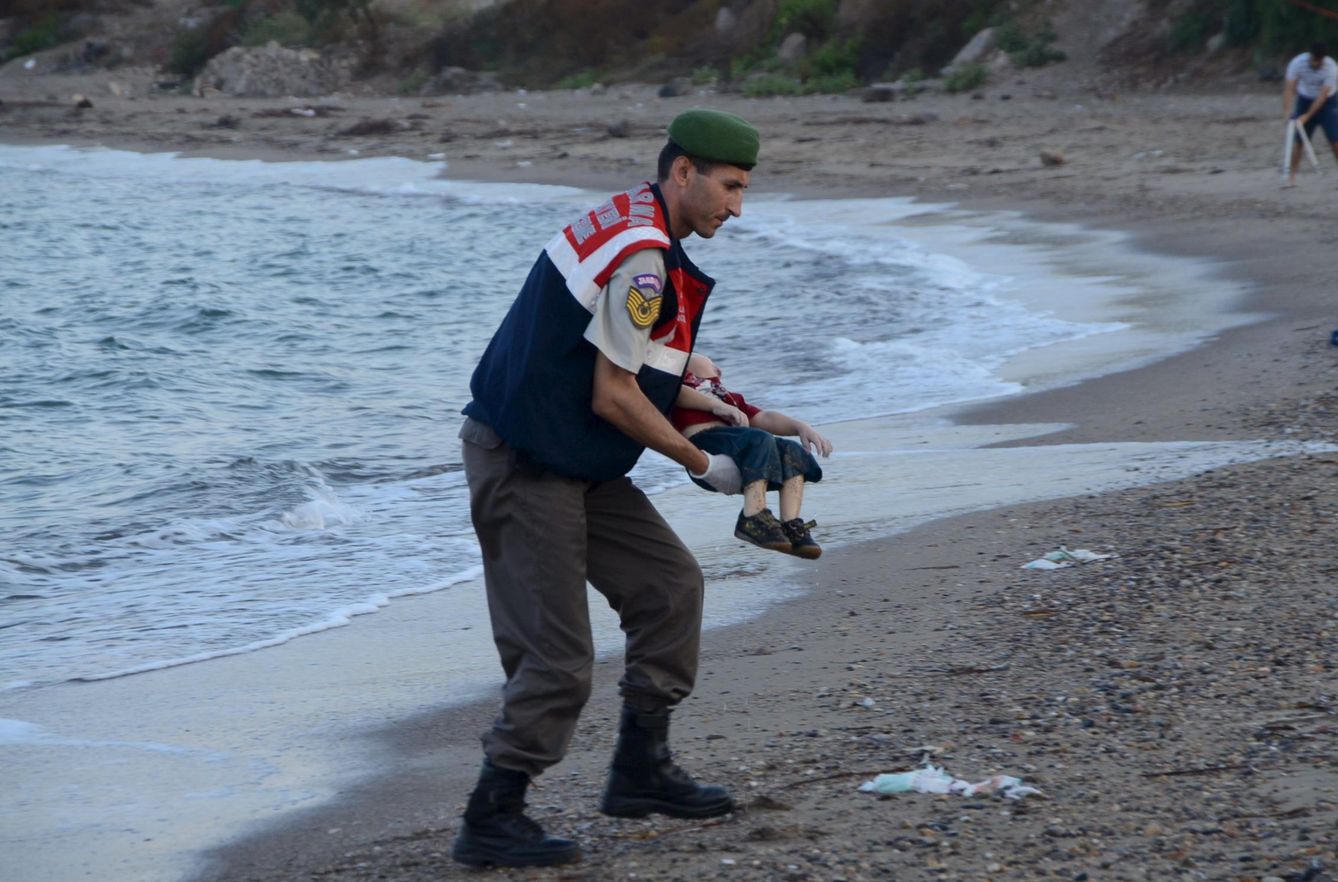 El guardia costero turco que recogió el cuerpo de Aylan Kurdi. (Reuters/Nilufer Demir)