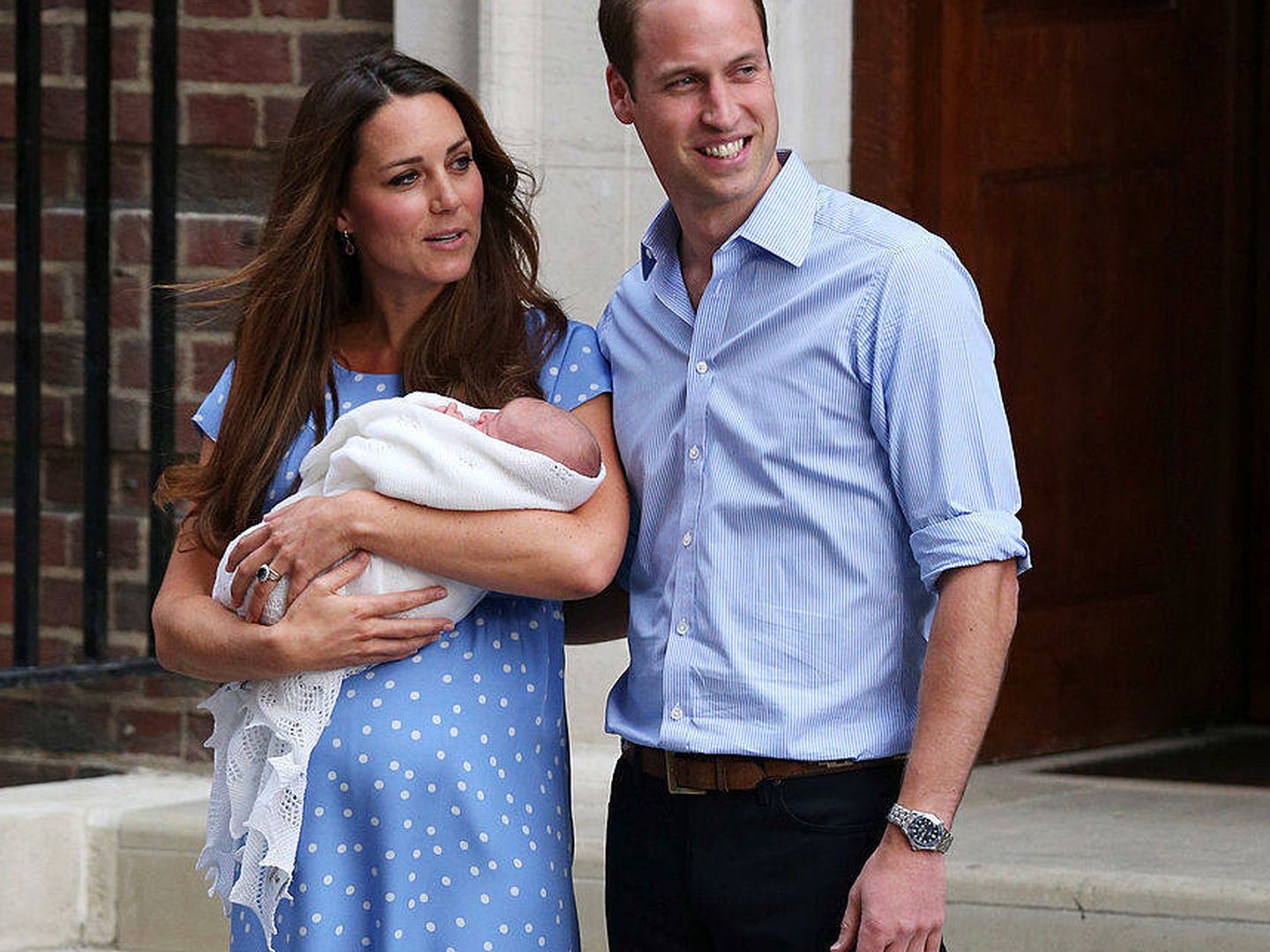 Los Cambridge presentando al príncipe George a las pocas horas de nacer. (Getty)