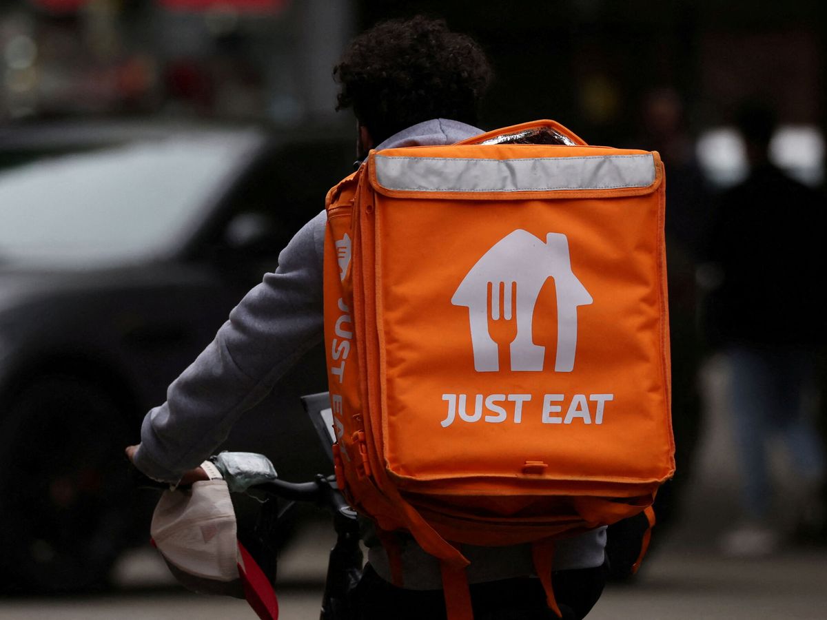 Foto: File photo: a just eat delivery rider cycles through manchester