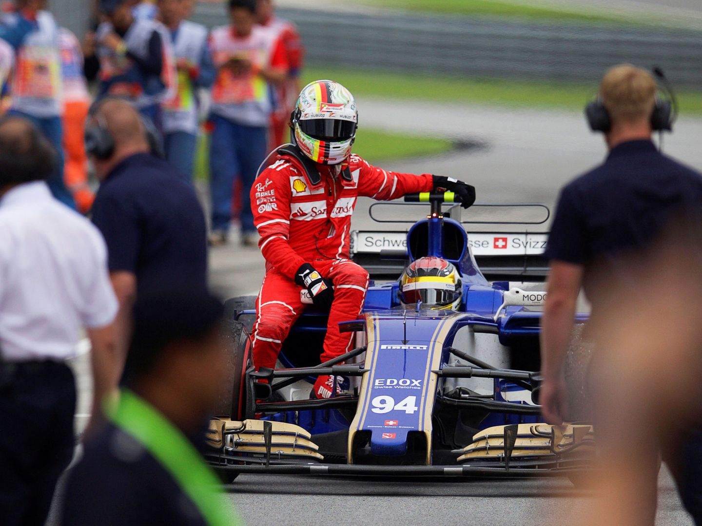 Vettel tuvo que volver a boxes en el Sauber de Wehrlein tras ser golpeado por Stroll en la vuelta de retorno a boxes. (Reuters)