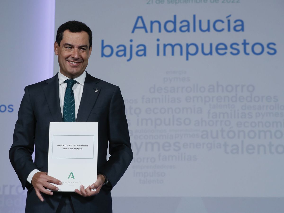 Foto: El presidente de la Junta de Andalucía, Juanma Moreno, tras la firma del decreto ley de bajada de impuestos. (EFE/José Manuel Vidal)