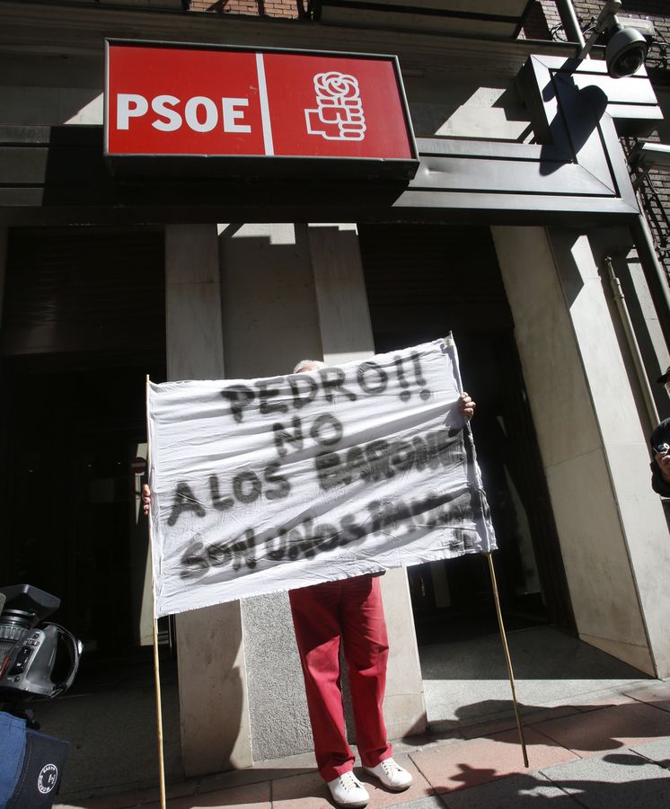 Foto: Pancartas de apoyo al secretario general del PSOE, Pedro Sánchez, ante la sede de la calle Ferraz de Madrid. (EFE)