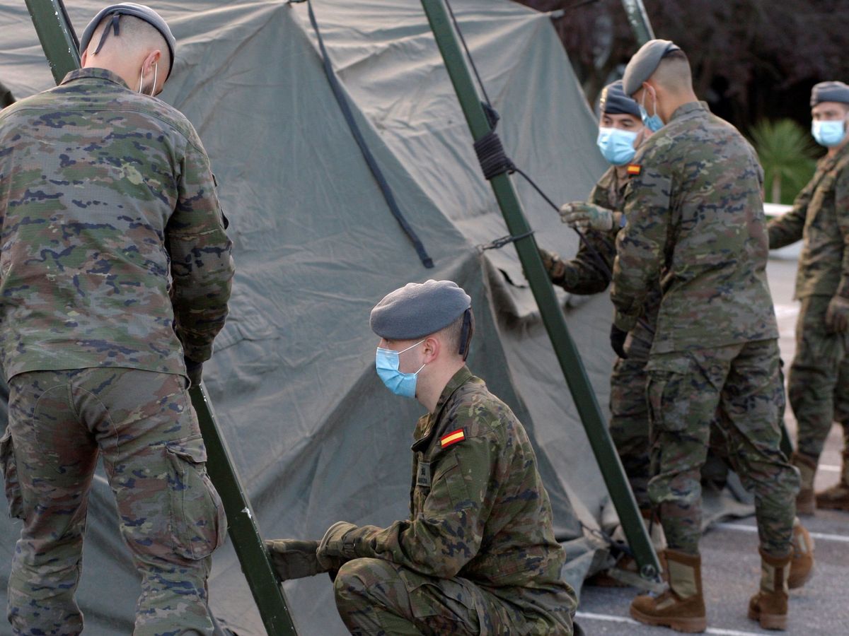 Foto: Soldados del Regimiento Príncipe de Asturias montan un hospital de campaña en Gijón. (EFE)