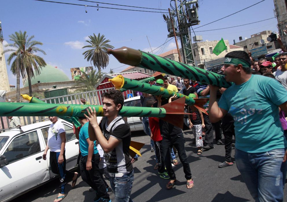 Foto: Simpatizantes de Hamas portan maquetas de cohetes durante una manifestación en Gaza