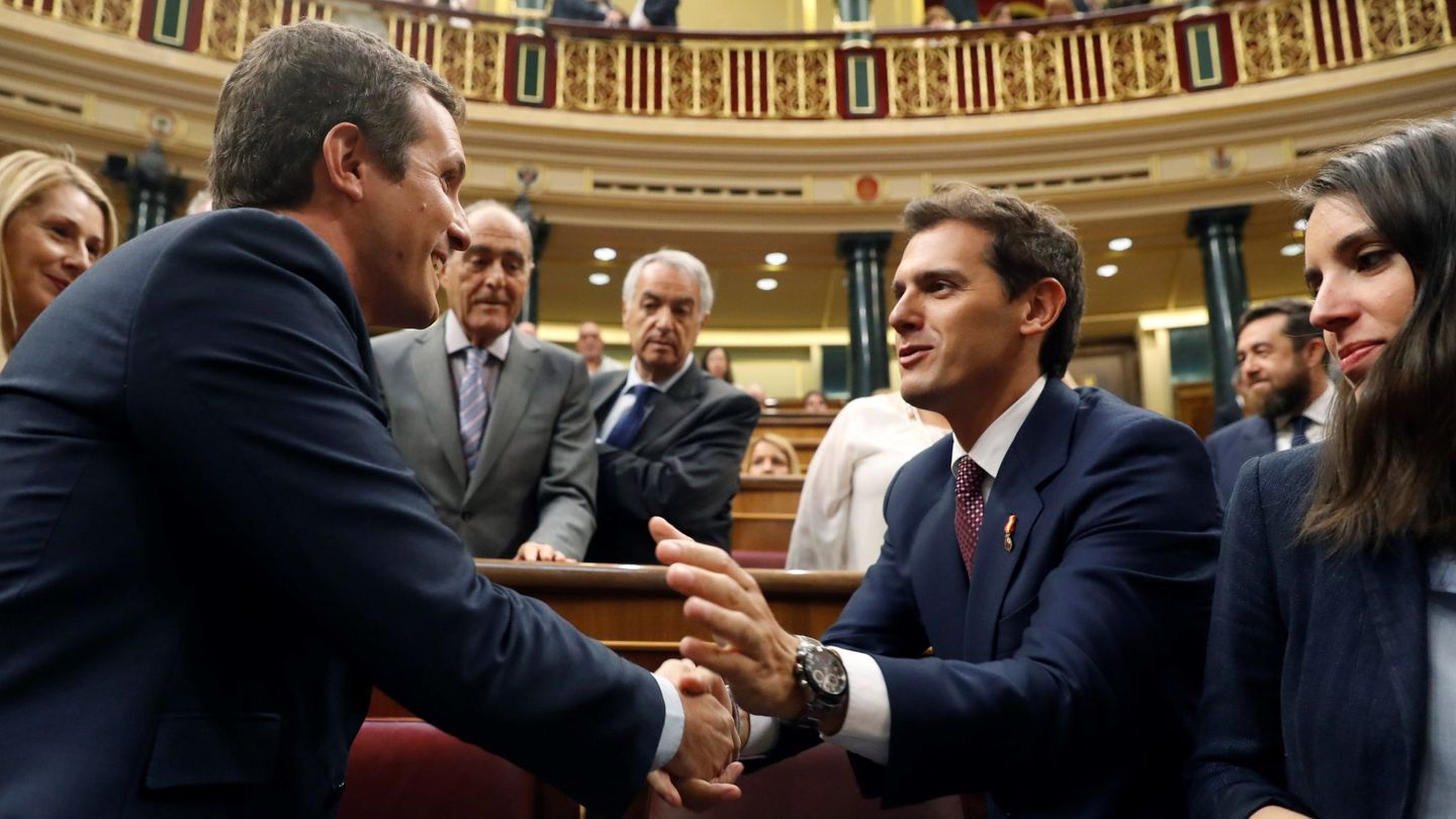 Los líderes del PP y Ciudadanos, Pablo Casado y Albert Rivera, se saludan en la Cámara. (EFE)