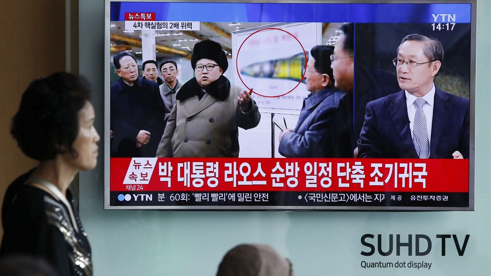 Foto: Surcoreanos siguen las noticias en una pantalla de televisión en Seúl tras la prueba nuclear de Corea del Norte (Efe).