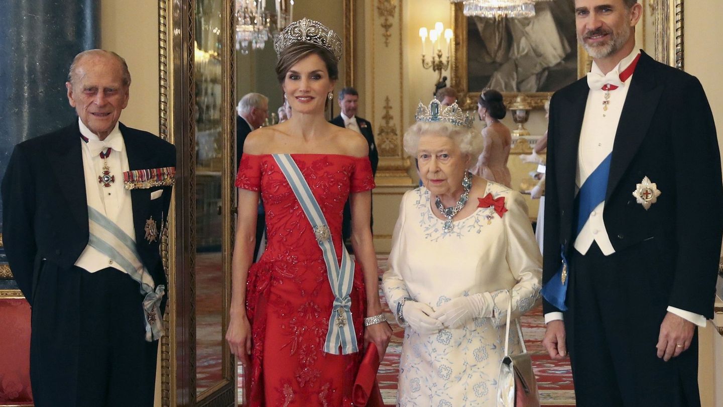 Con la reina Isabel II y Felipe de Edimburgo, en Londres. (EFE)