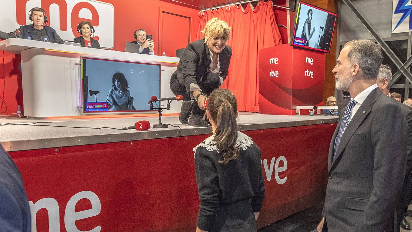 La Reina, saludando a la presentadora Tania Llasera en el estudio móvil de RTVE. (RTVE)