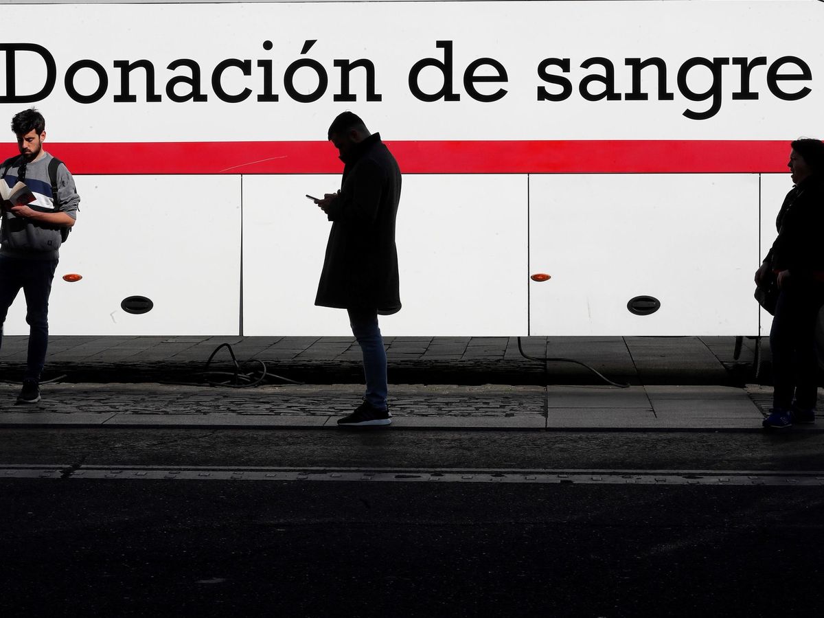 Foto: Colas para donar sangre manteniendo la distancia de seguridad en un centro móvil en Madrid, antes de que se decretase el confinamiento. (EFE)
