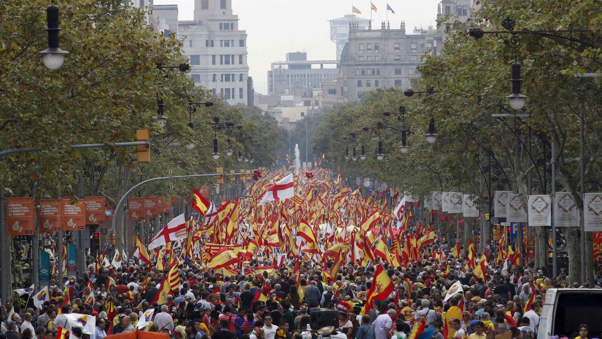 Miles de personas en Barcelona en la manifestación por la unidad de España