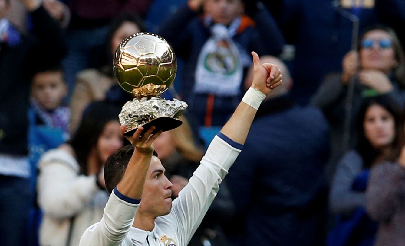 Cristiano ofreció su cuarto Balón de Oro al Bernabéu (Juan Medina/Reuters).