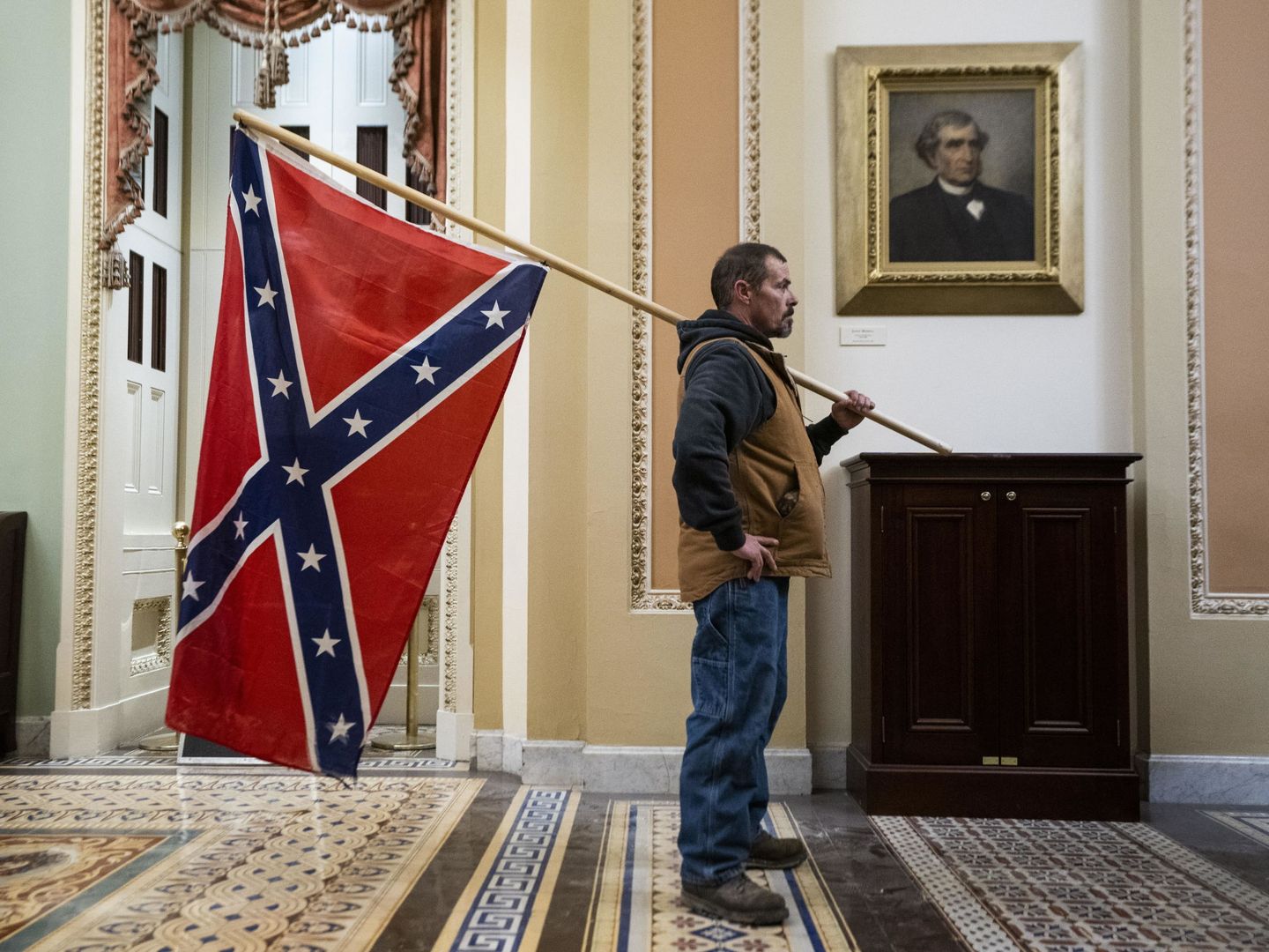 Un hombre con la bandera confederada dentro del Capitolio de Estados Unidos. (EFE)