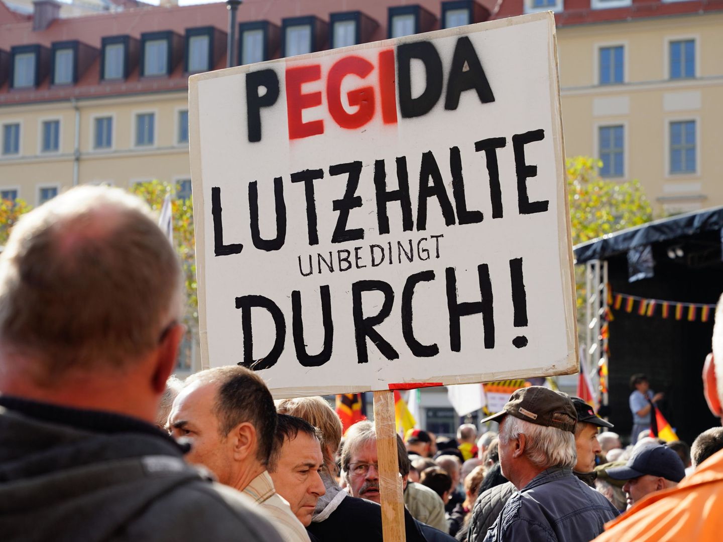 Un miebro de PEGIDA durante la celebración del cuarto aniversario del movimiento en Dresden. (EFE)