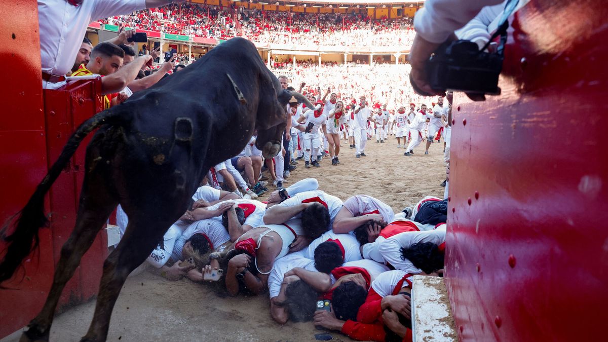 Primer encierro de San Fermín 2024 | Los toros de Palmosilla dejan una imagen 'tensa' en la plaza de toros