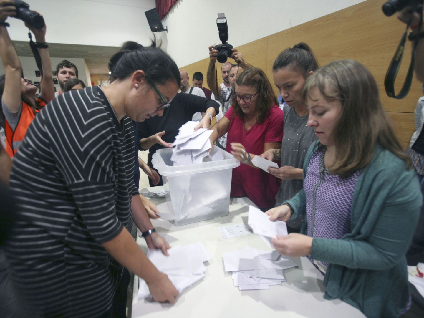 Recuento de votos sin ningún tipo de control oficial (Jaume Sellart / EFE)