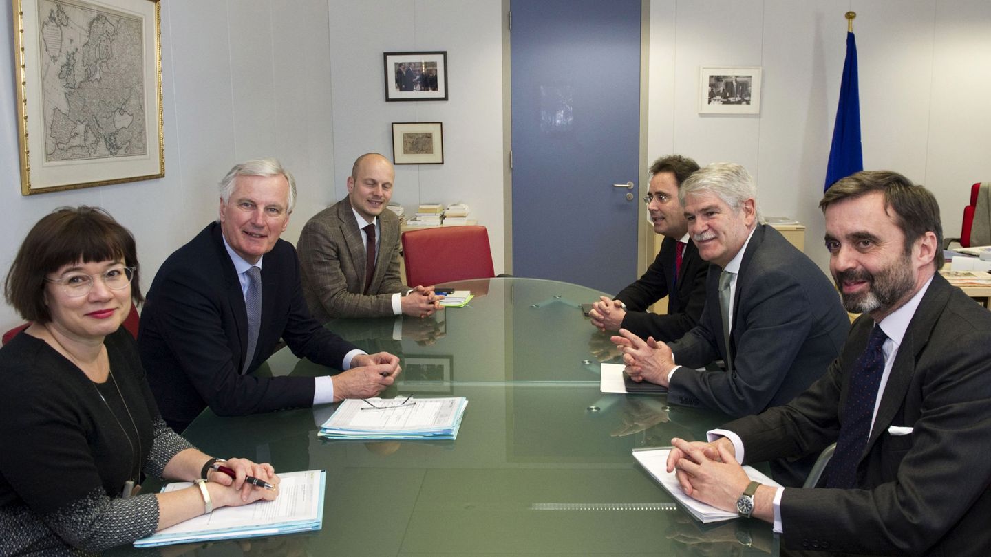 Pablo García-Berdoy (primero por la derecha) en una ruenión con el equipo negociador del Brexit (EFE)