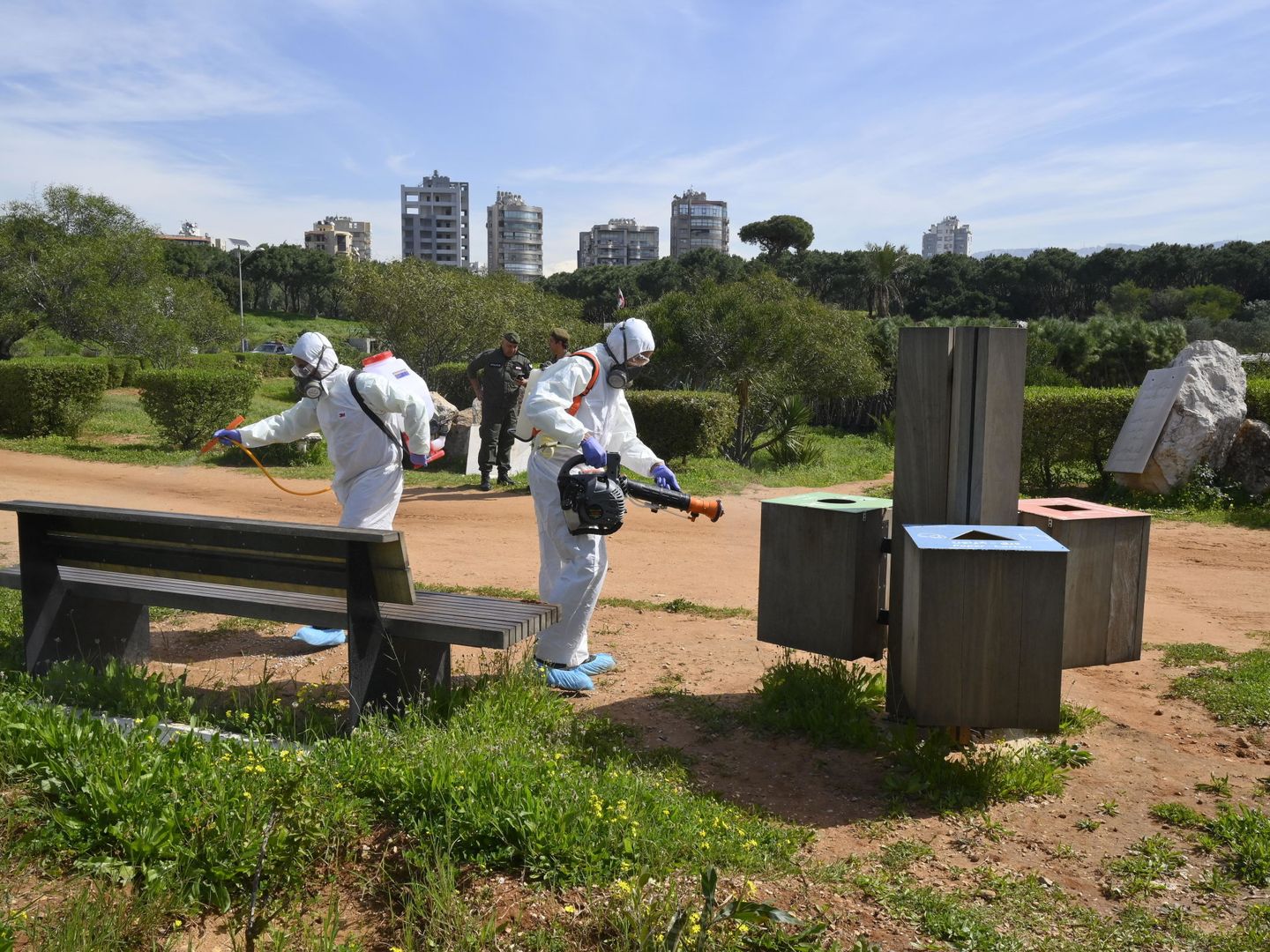 Trabajadores rocían con desinfectante un parque de Beirut (EFE / EPA)