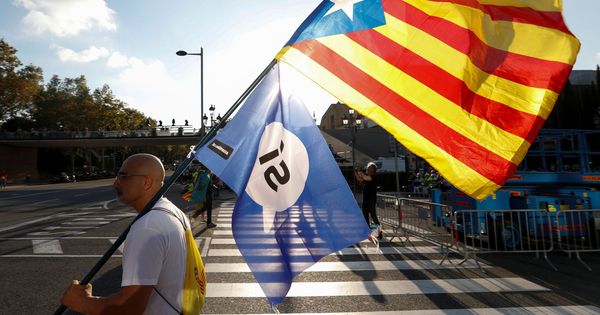 Foto: 'Estelada' y bandera del 'sí' en Barcelona. (Reuters) 