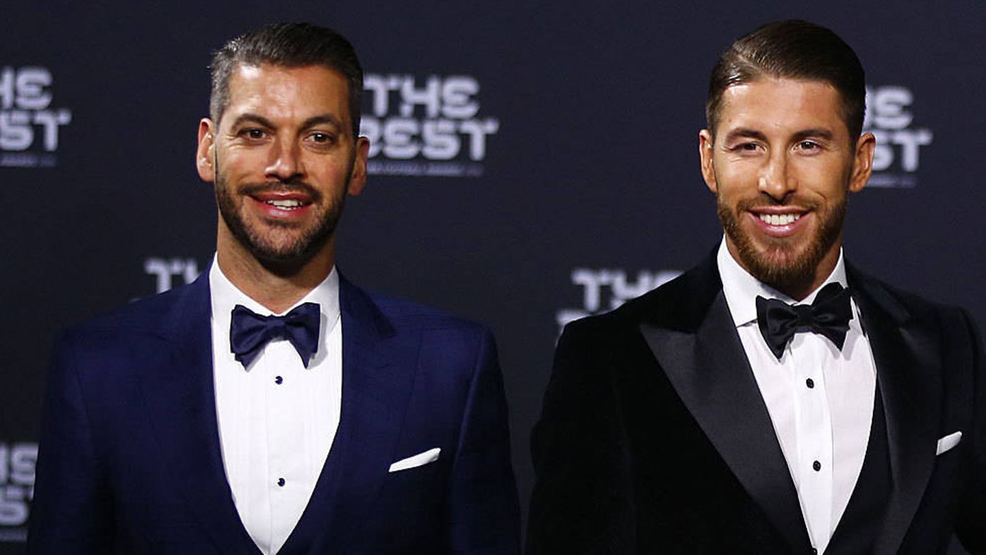 Sergio Ramos y René Ramos, su agente y hermano, en la gala de The Best. (Reuters)