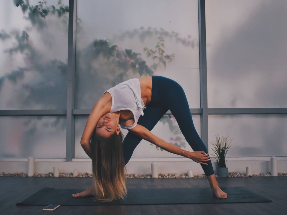 Foto: Ejercicios como el yoga te ayudan a fortalecer tu sistema inmune. (Rawan Yasser para Unsplash)