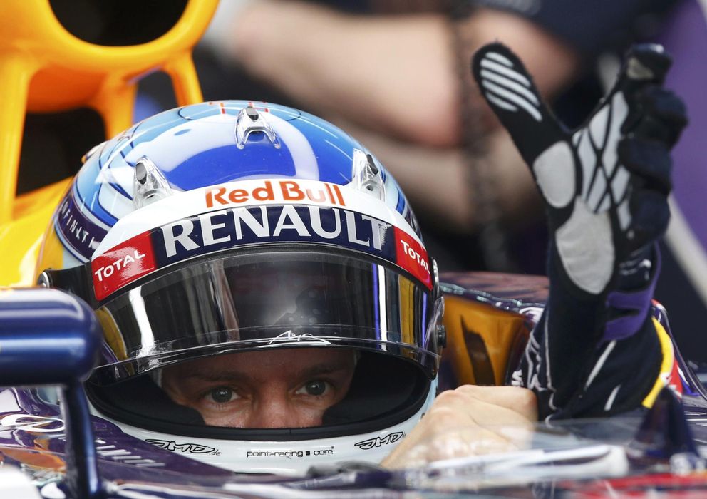 Foto: Sebastian Vettel poniéndose los guantes antes de los segundos libres.