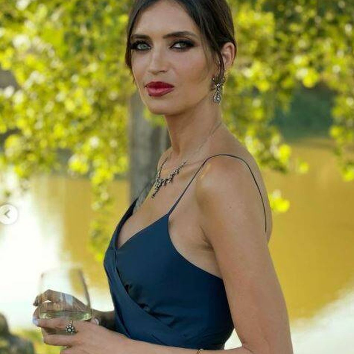calentar En general borgoña Sara Carbonero, la invitada de boda perfecta: el precio y la marca de su  último look