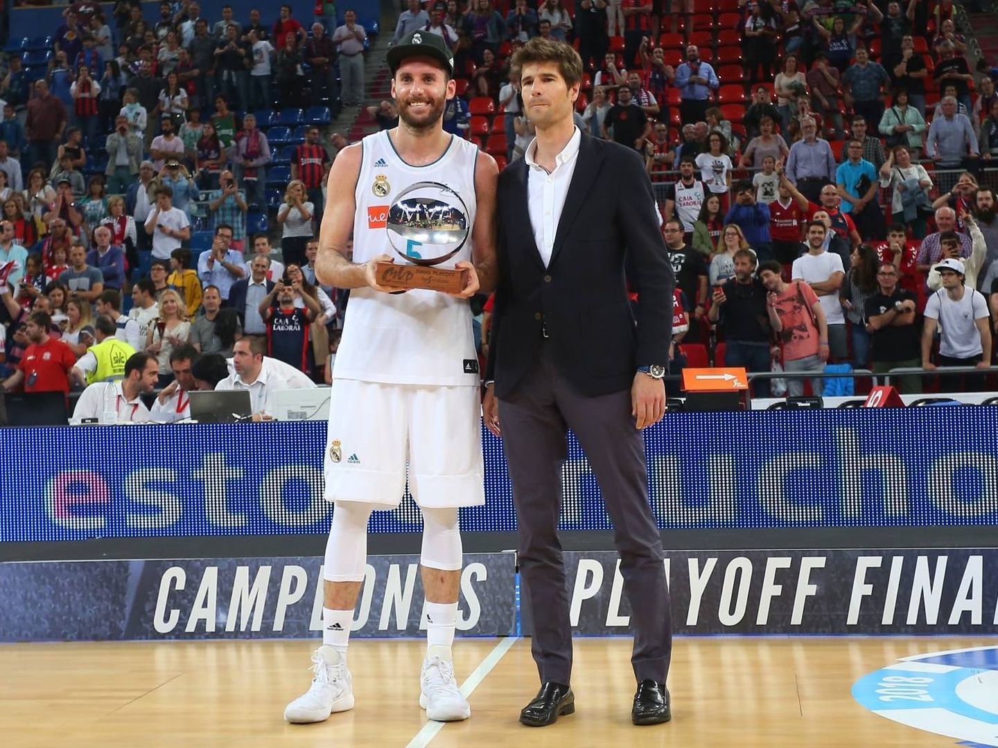 Rudy Fernández porsa con el trofeo de 'MVP' de la final de la Liga Endesa. (ACB Photo/A. Arrizabalaga)