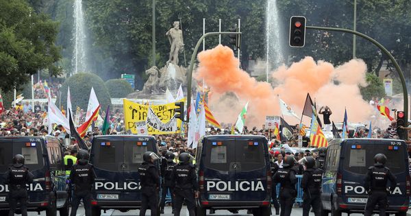 Foto: La manifestación de los taxistas, ayer, en Madrid. (Ballesteros / EFE)
