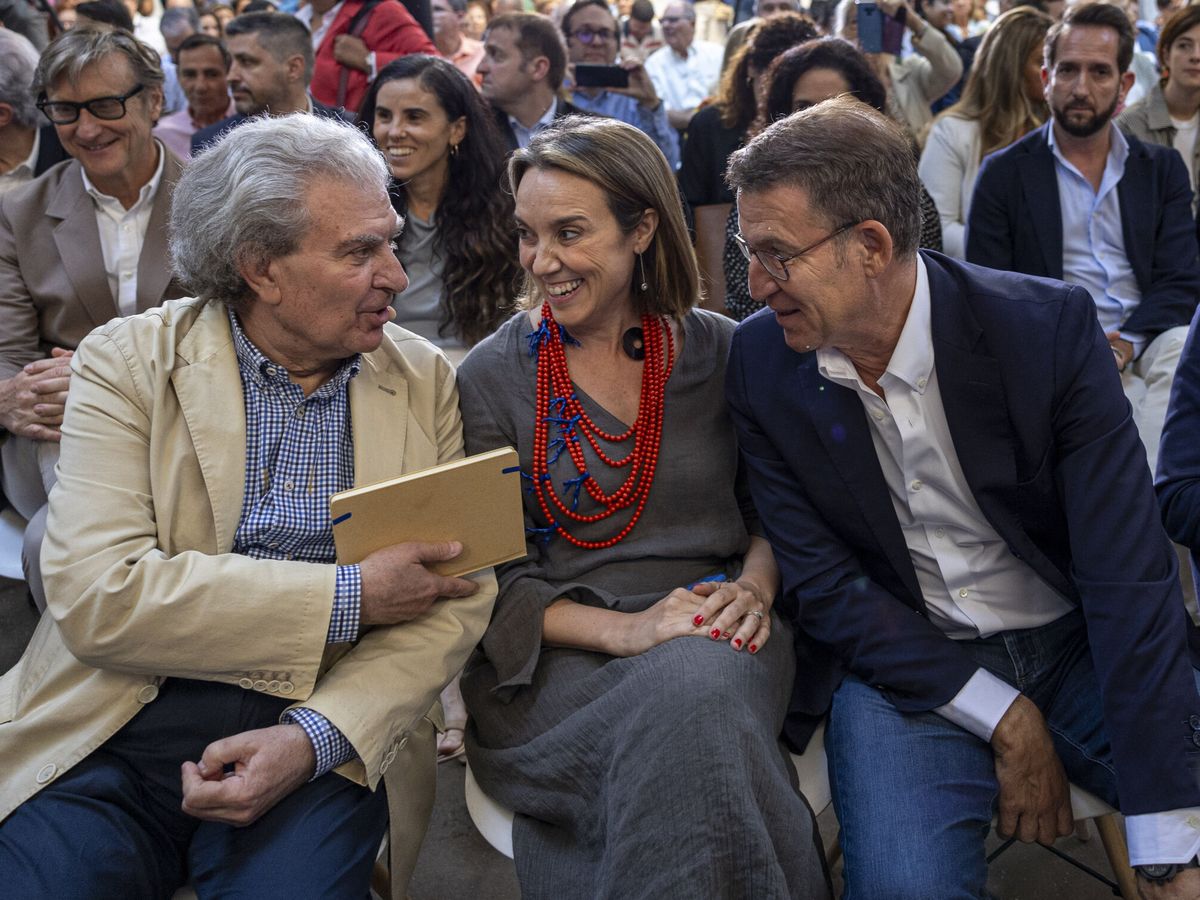 Foto: El líder del PP, Alberto Núñez Feijóo (dcha-izda), y la portavoz, Cuca Gamarra, junto con César Antonio Molina, quien fue ministro de Cultura de José Luis Rodríguez Zapatero. (EFE/Daniel González)