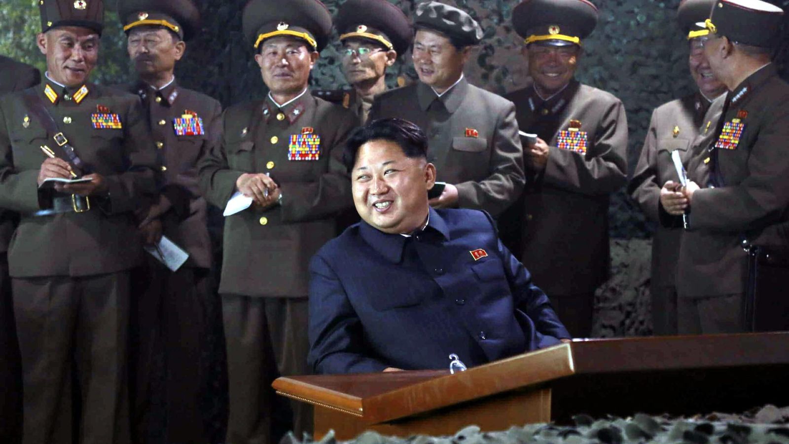 Foto: Kim Jong-un, rodeado por altos mandos militares. (EFE)