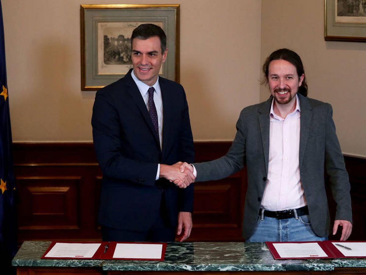 Foto: Pedro Sánchez y Pablo Iglesias, tras la firma del preacuerdo para el Gobierno de coalición. (Reuters)