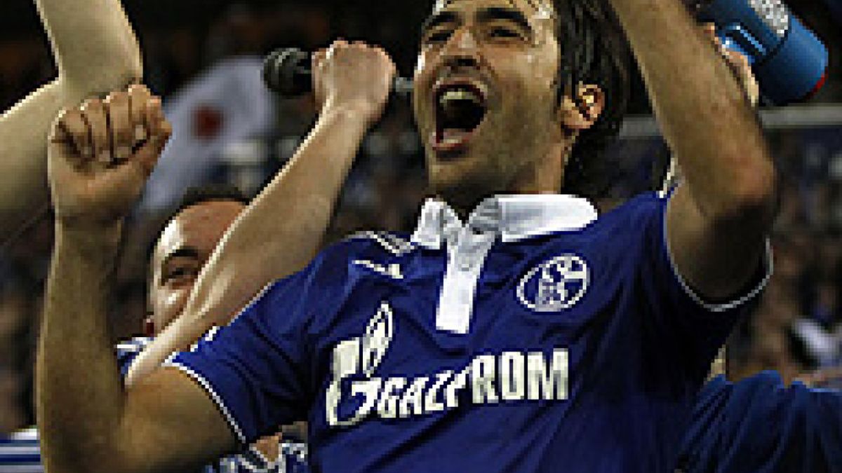 El Schalke negocia la posibilidad de prolongarle el contrato a Raúl
