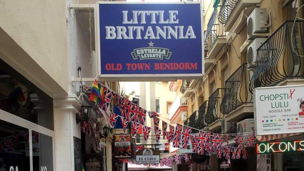 Un bar de Benidorm denuncia que la policía le obliga a quitar banderines de Reino Unido