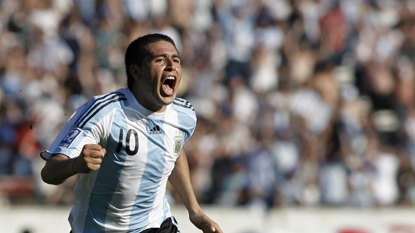 Juan Román Riquelme celebra un tanto con argentino. (REUTERS/Santiago Pandolfi)