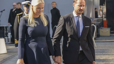 El príncipe Haakon y Mette-Marit rezan por Ucrania