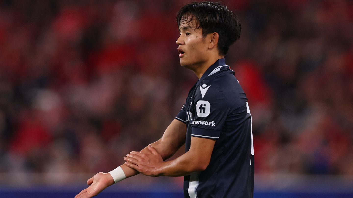 El japonés pidió penalti. (Reuters/Pedro Nunes)