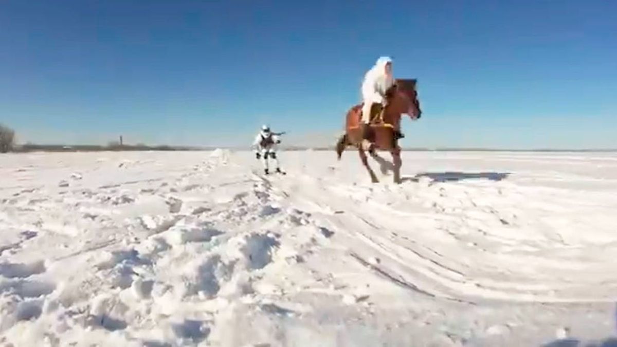 El skijoring, el deporte de riesgo que practica el ejército ruso en invierno