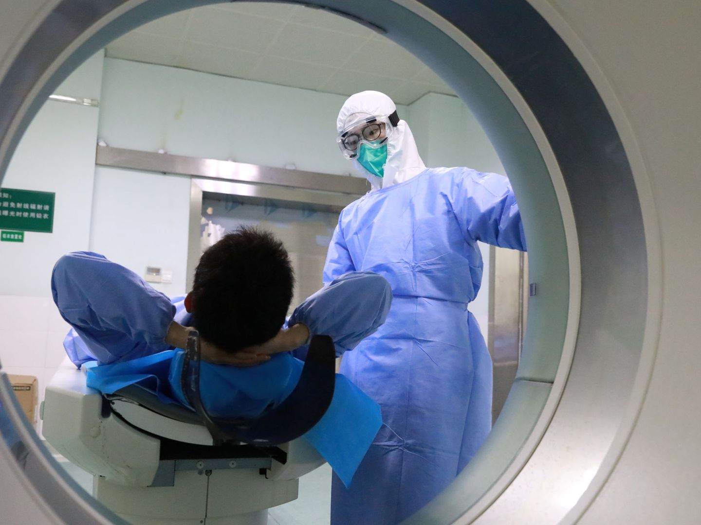 Pruebas médicas en el hospital Zhongnan. (Reuters)