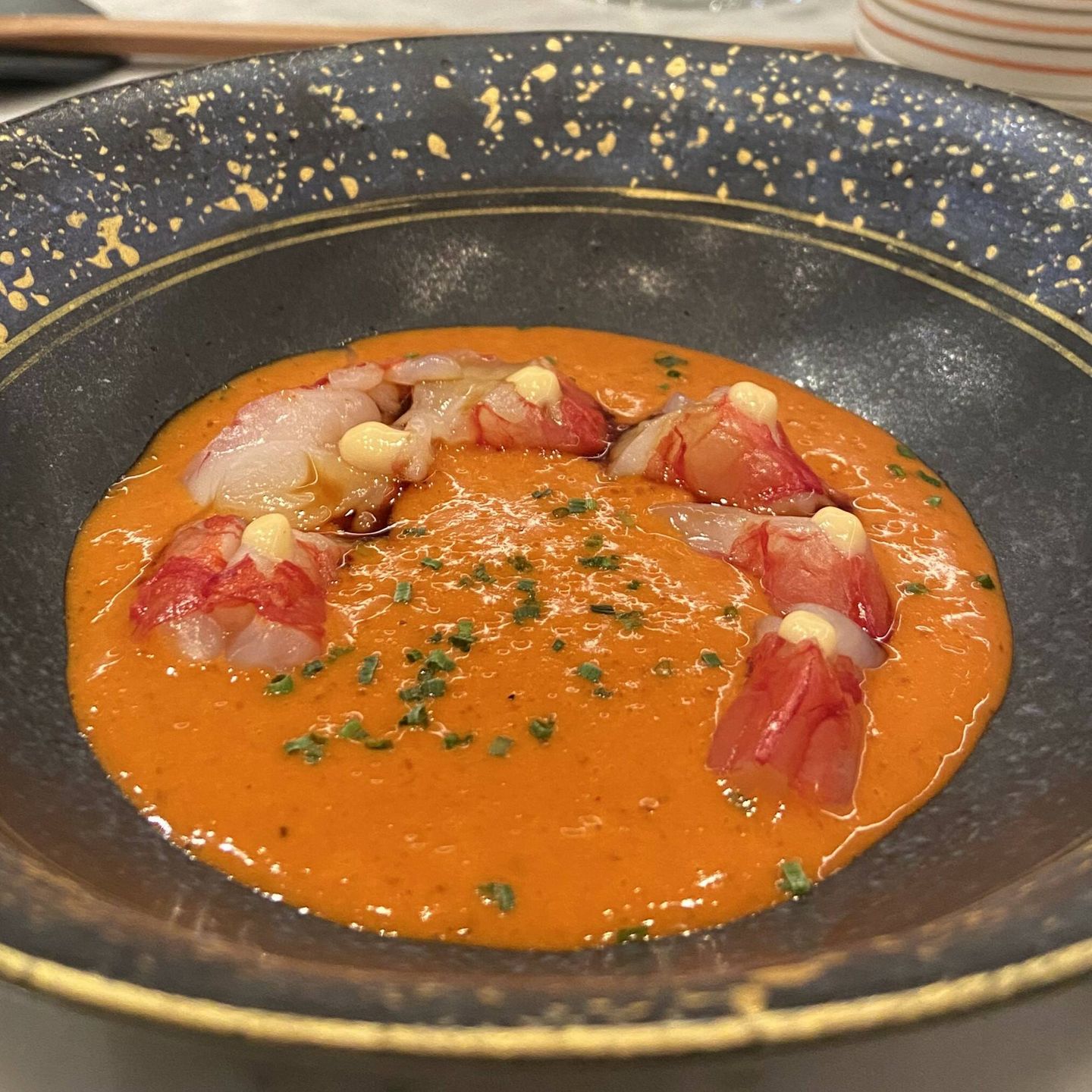 Este sashimi de carabinero merece la visita a este restaurante con tres soles Repsol. (Cortesía)