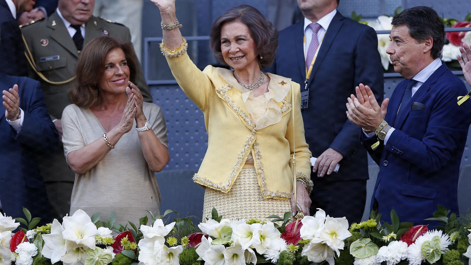 Foto: La reina Sofía saluda desde el palco de la Caja Mágica. (EFE)
