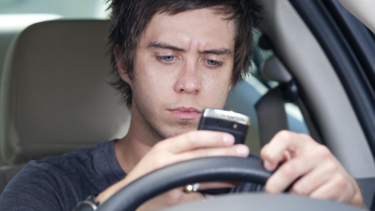 Conducir y usar el móvil a la vez es biológicamente imposible para el cerebro