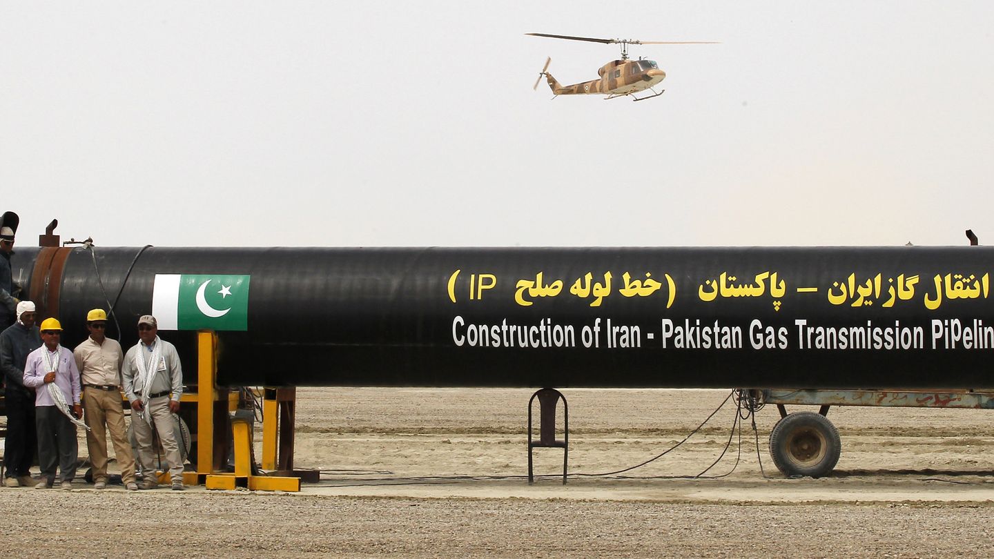 Trabajadores iraníes trabajan en el gasoducto entre Pakistán y su país (Reuters).
