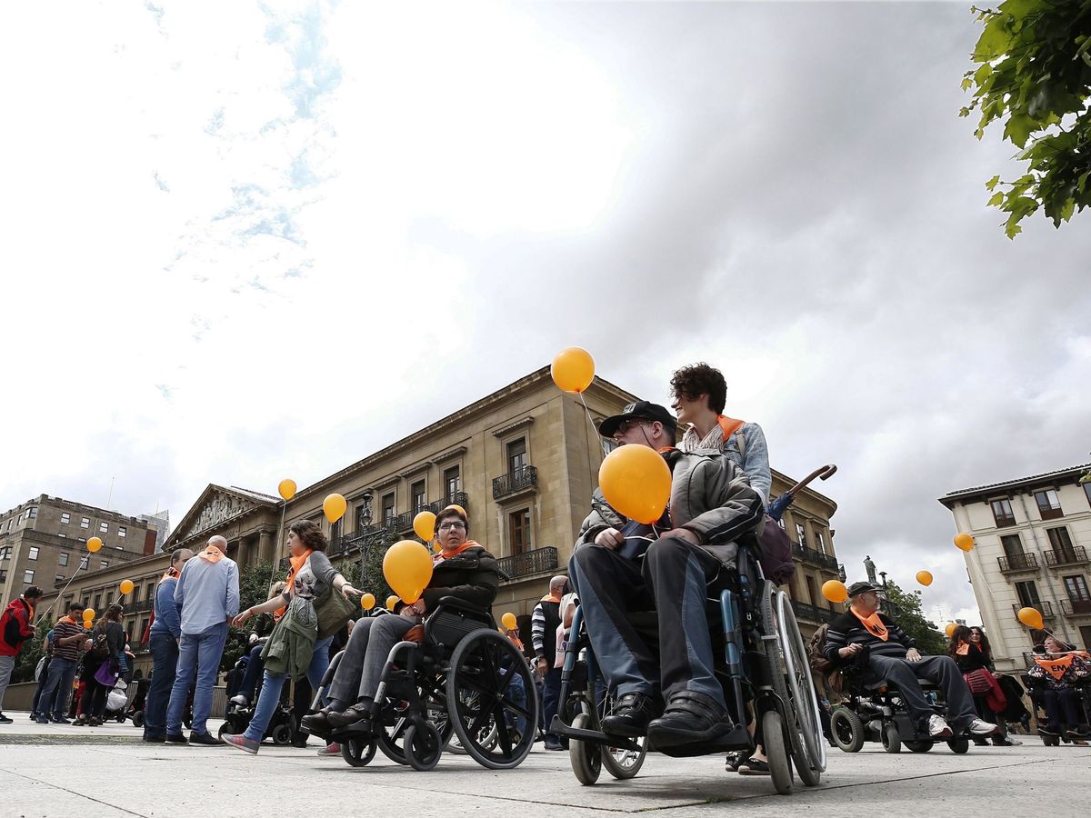 Foto: Concentración en Pamplona de afectados por esclerosis múltiple. (EFE/Jesús Diges)