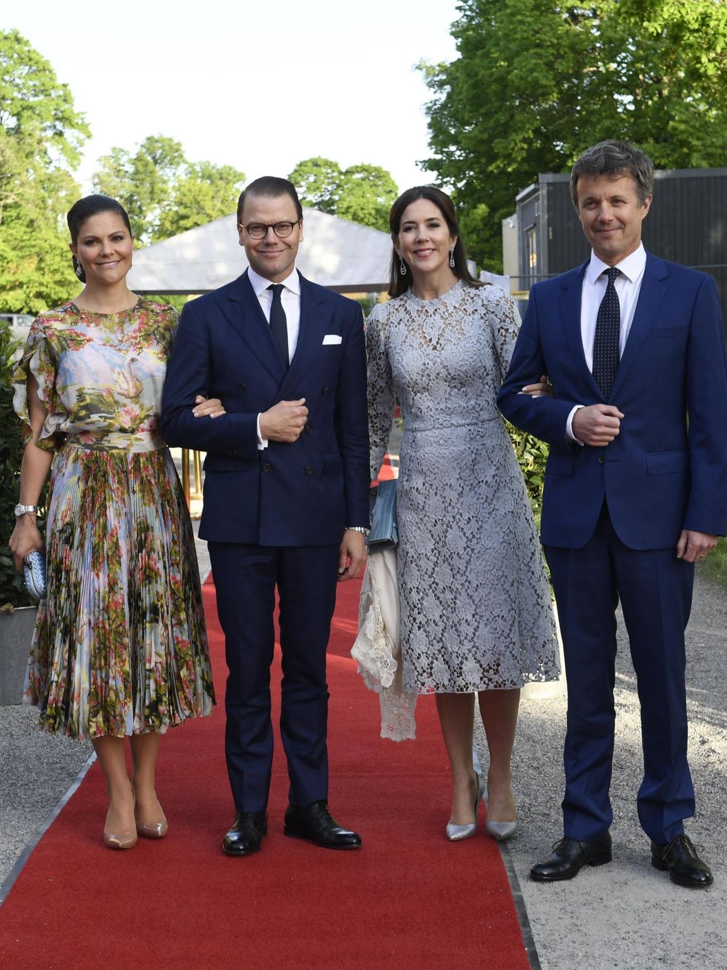 Victoria de Suecia y su esposo, el príncipe Daniel, posan junto a Federico de Dinamarca y su esposa, la princesa Mary. (EFE)