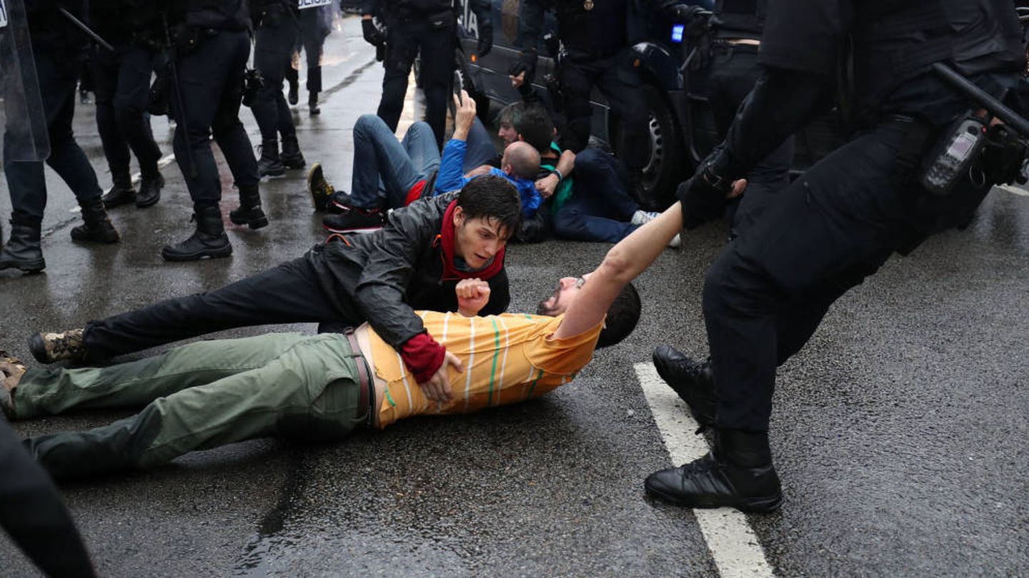 Incidentes en Cataluña en el día de la votación del referéndum por su independencia. (Reuters)
