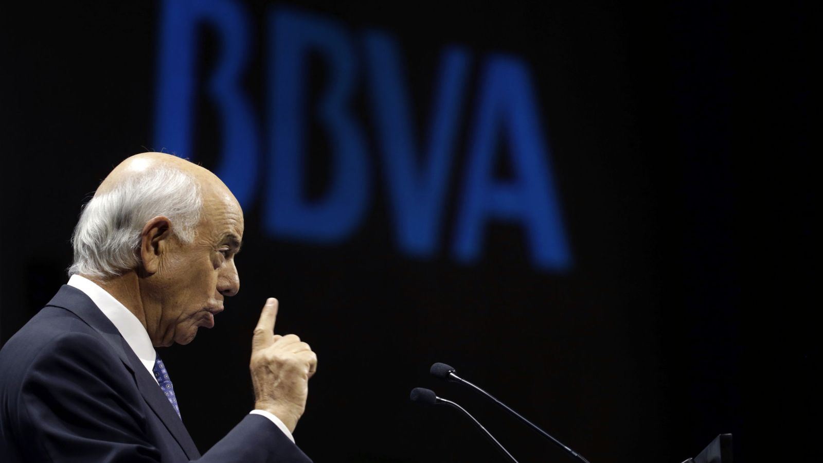Foto: El presidente de BBVA, Francisco González, durante la presentación de los resultados de 2015 de BBVA. (EFE)