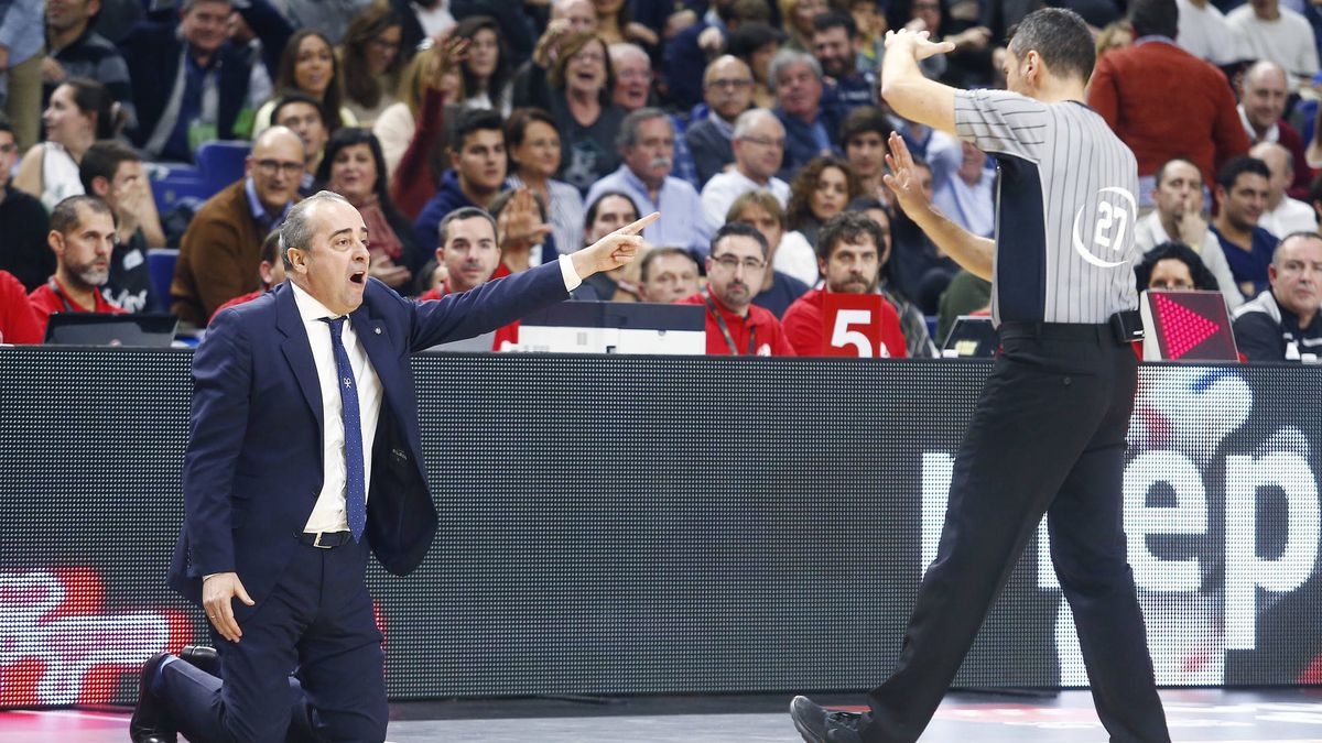 La imagen de la Copa: el entrenador del Tenerife suplicando de rodillas a los árbitros