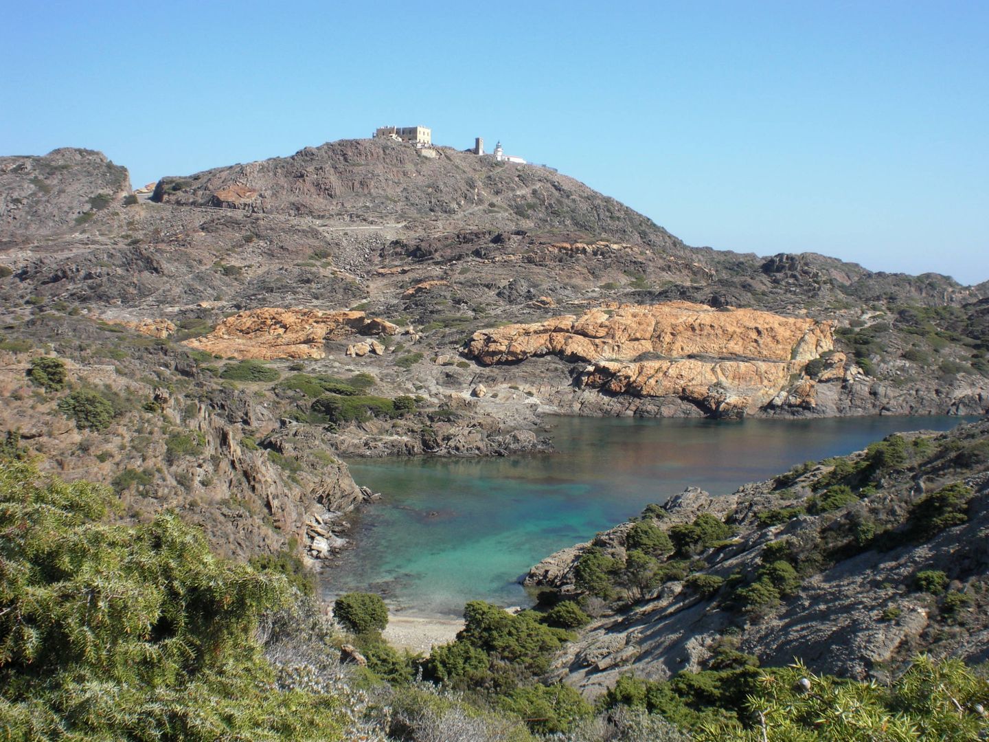 Un rincón del Cabo de Creus y en lo alto el faro. (Empordà Turisme)